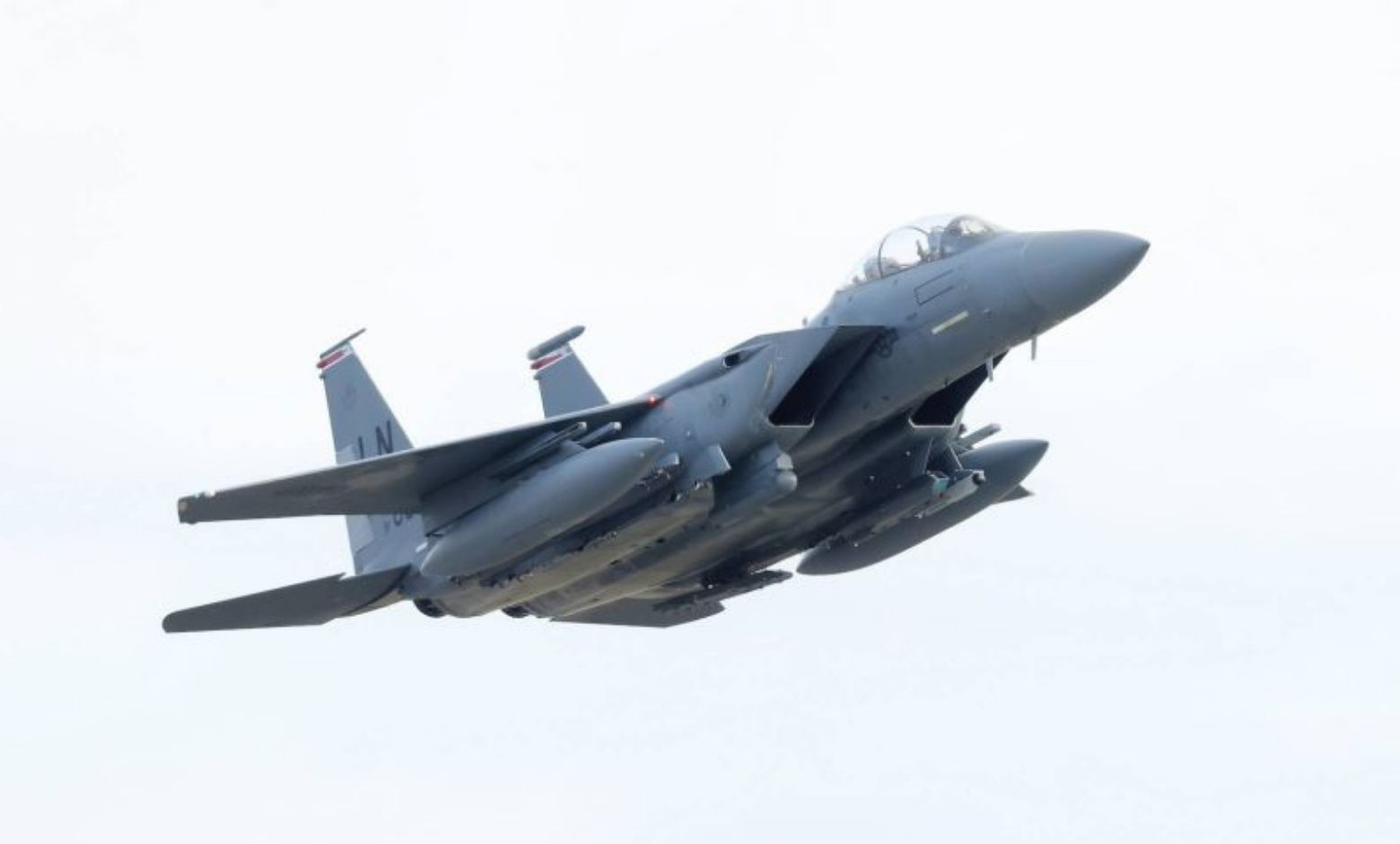 ABD Hava Kuvvetleri'ne ait bir F-15E, Norveç Silahlı Kuvvetleri ile GBU-53/B'nin testine katılmak üzere havalanıyor.