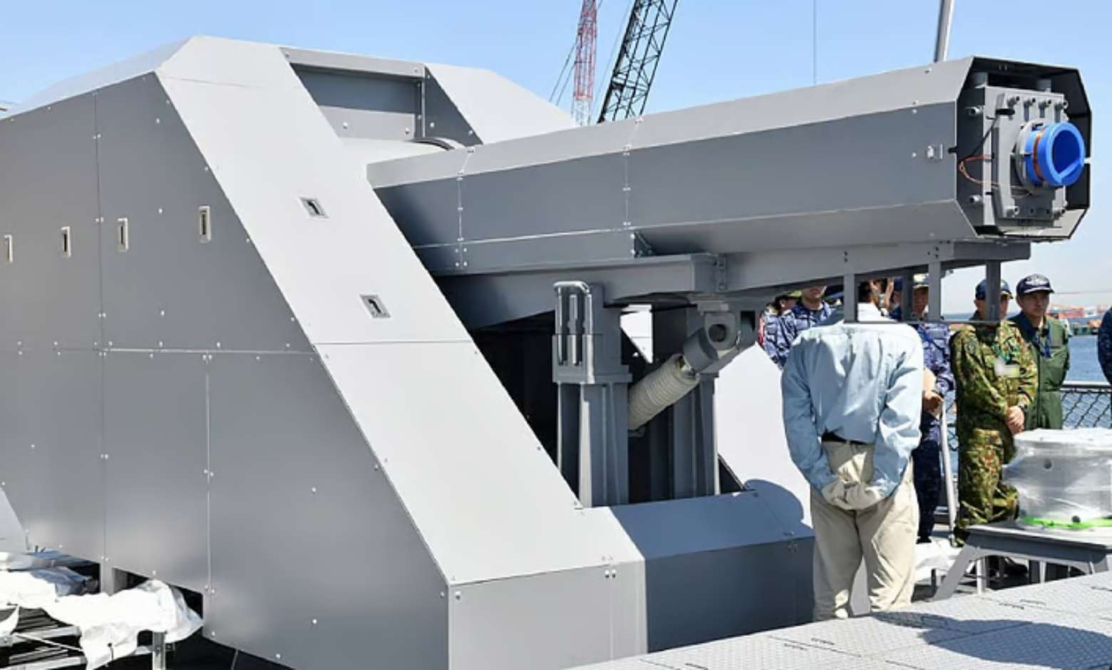 Japonya, deniz denemeleri öncesinde Japon Donanması'na ait JS Asuka savaş gemisine 100 kW'lık lazer silahı yerleştirdi