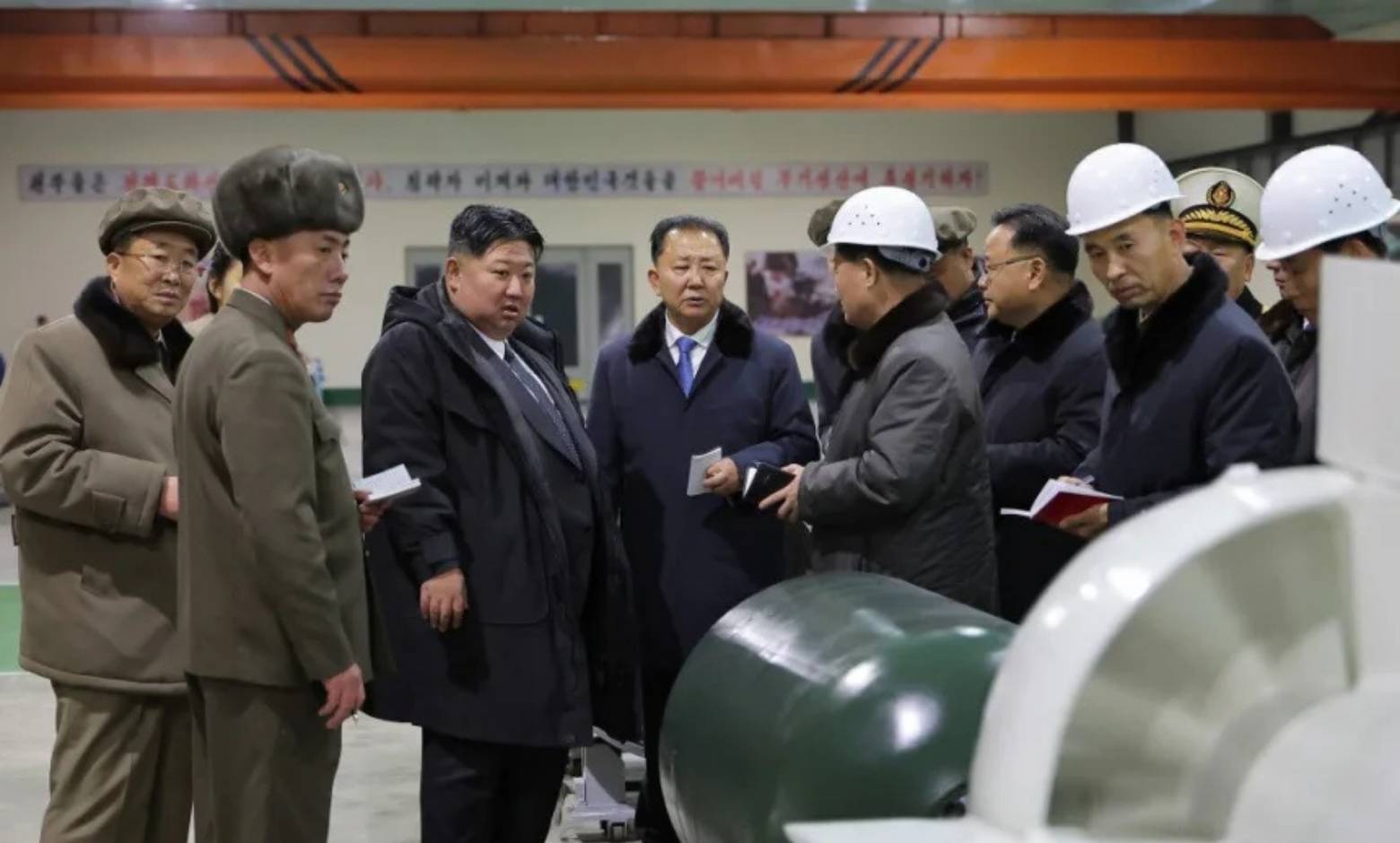 Kuzey Kore lideri Kim Jong Un, ülkenin ilk nükleer enerjili denizaltısının yapımı hakkında bilgilendiriliyor. KCNA