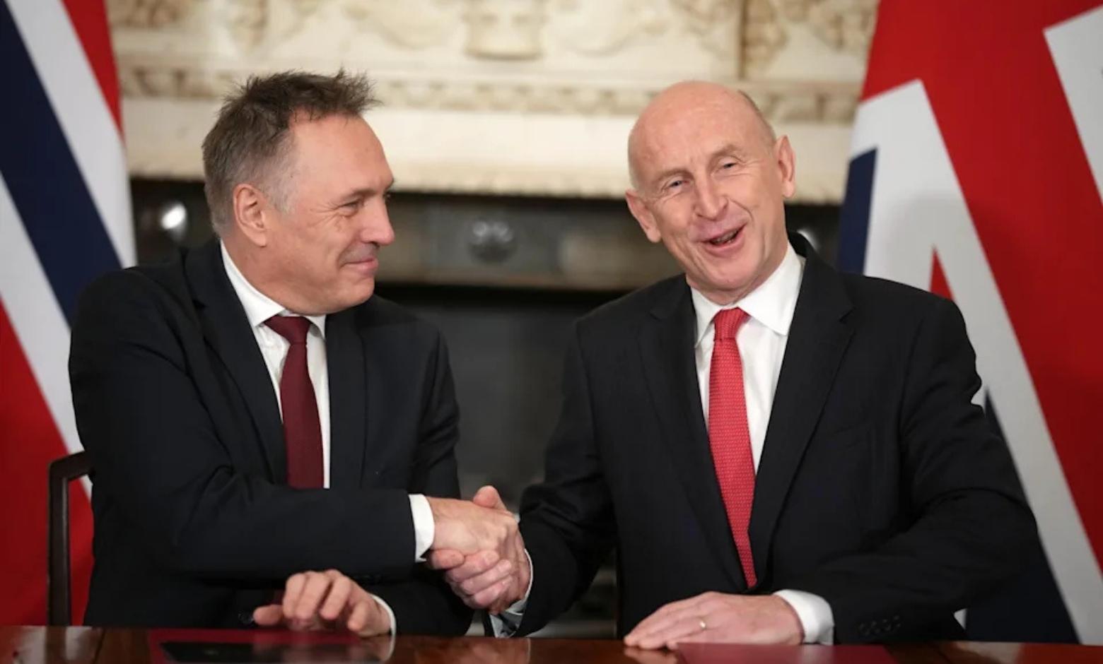 Norveç Savunma Bakanı Tore O. Sandvik (solda) ve İngiltere Savunma Bakanı John Healey