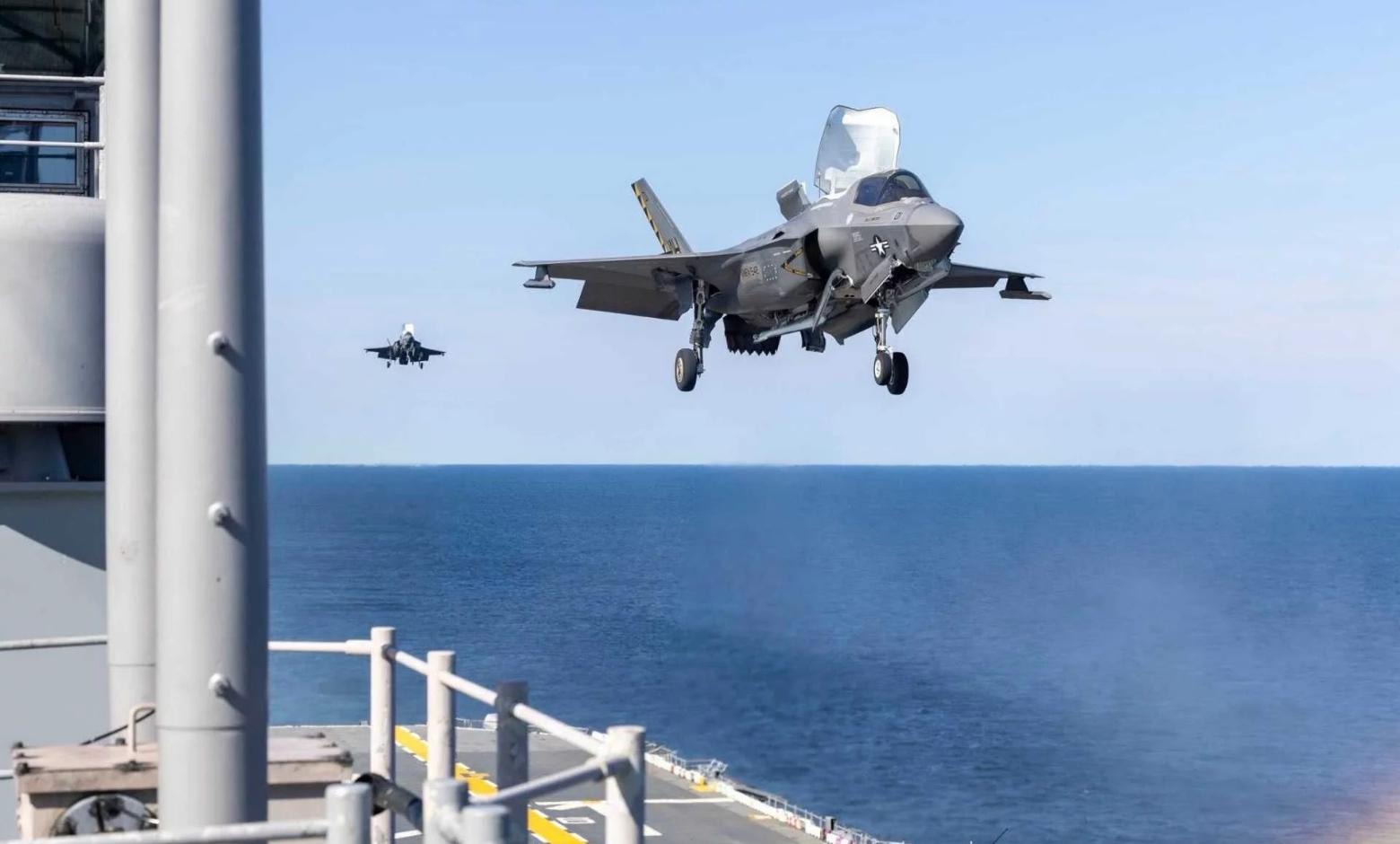ABD F-35B savaşı uçağı birinci kez USS Kearsarge amfibi hücum gemisine indi