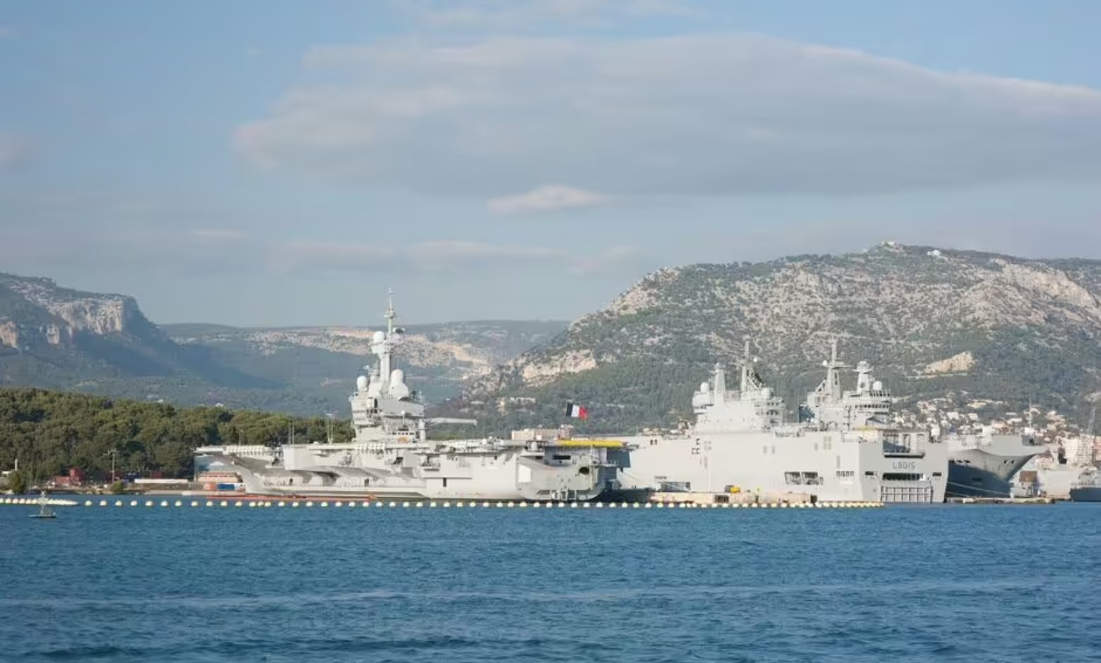 Charles de Gaulle uçak gemisi Malmö limanında konuşlanmış durumda