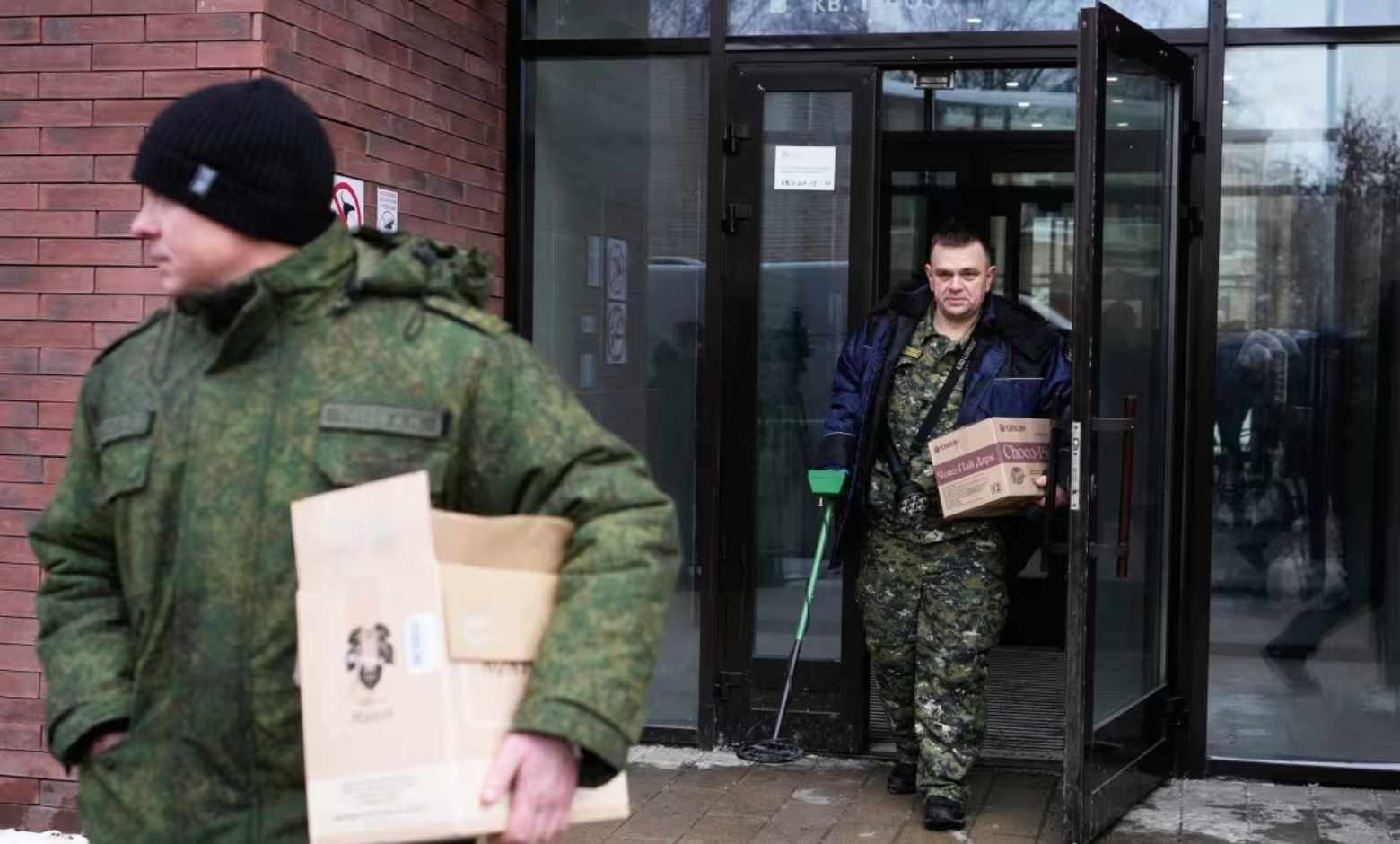 Soruşturma ekipleri, Cuma günü Moskova'da Alekseyev'in vurularak yaralandığı apartmandan ayrılıyor.
