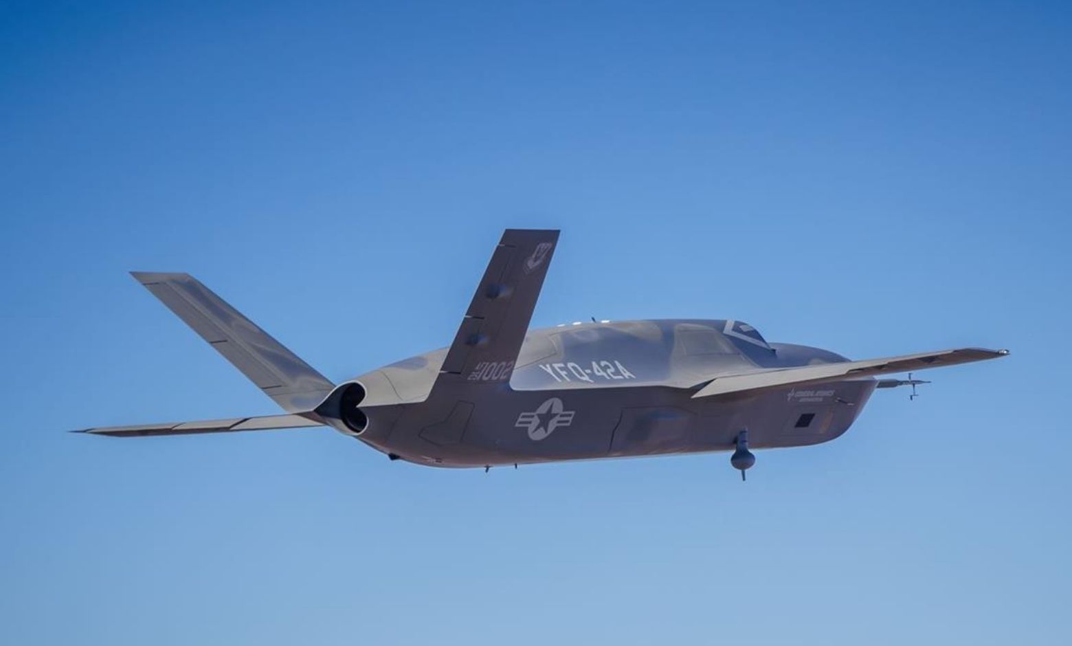 Şu anda uçuş testlerinde olan General Atomics YFQ-42A, piyasada bulunan en az 13 ticari motorla uyumlu olacak şekilde tasarlanmıştır.