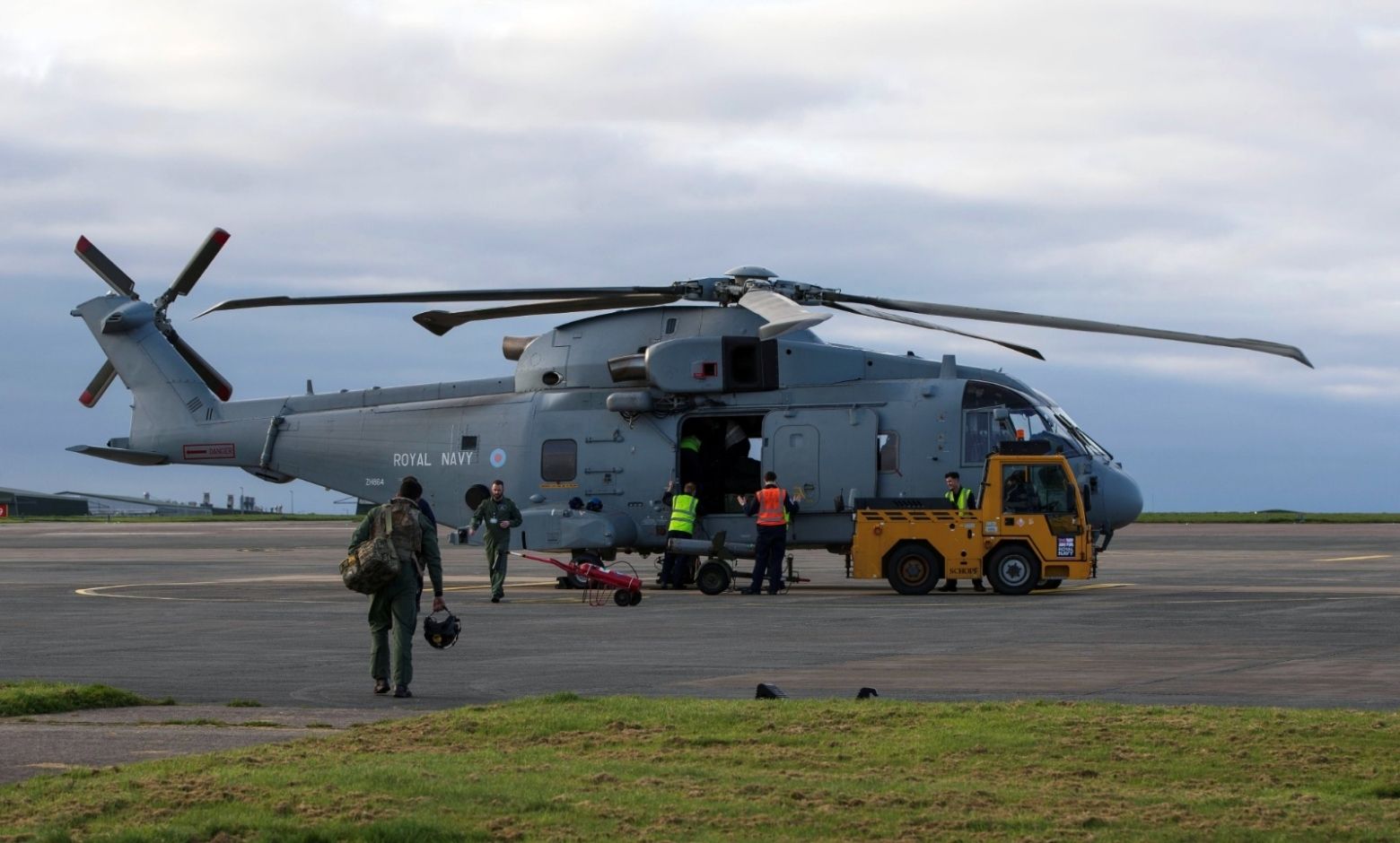 İngiltere Donanması Güney Kıbrıs’a Merlin Crowsnest helikopteri konuşlandırdı