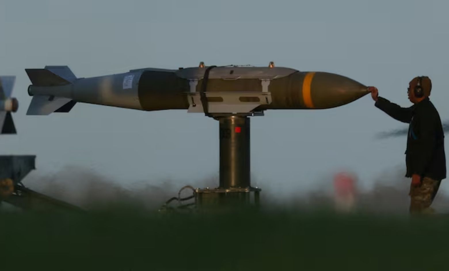 İngiltere'nin Gloucestershire bölgesindeki Fairford'da, ABD-İsrail çatışması sırasında, ABD Hava Kuvvetleri personeli tarafından kullanılan RAF Fairford havada üssünde, mekan ekibinden tek üye ABD Hava Kuvvetleri'ne ait tek B1B bombardıman uçağına mühimmat taşıyor.