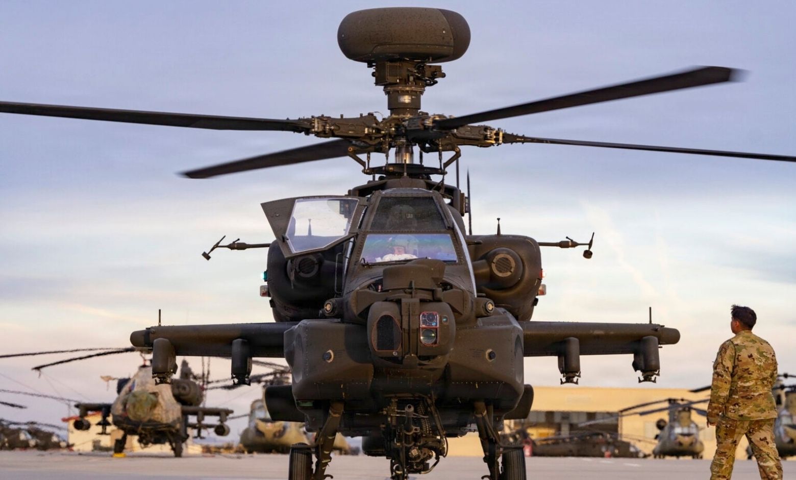 ABD en güncel AH-64E Apache helikopterlerini envantere aldı