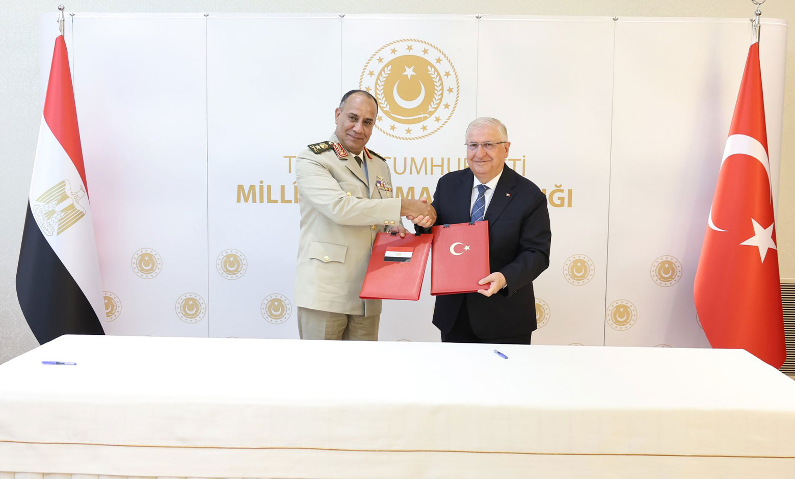 Mısır Silahlı Kuvvetler Başkomutanı ve Savunma ve Askeri Üretim Bakanı Korgeneral Ashraf Salem Zaher
