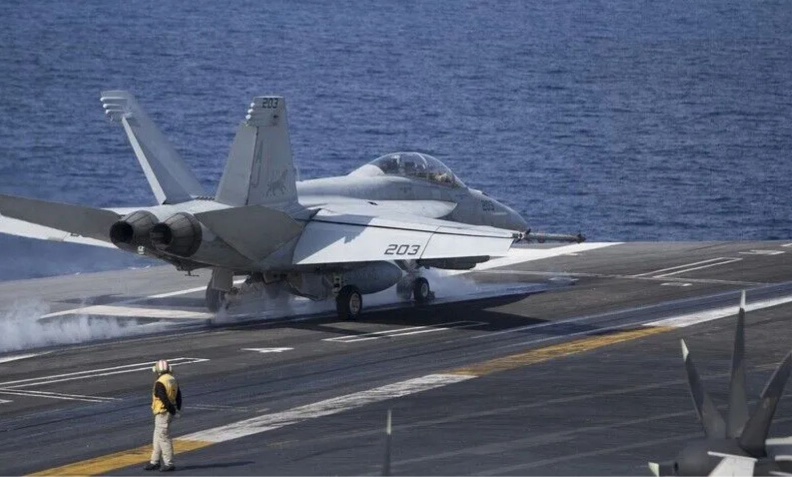 USS Eisenhower’da Uçak Kazası: 2 Pilot Fırlatma Koltuğu Kullandı