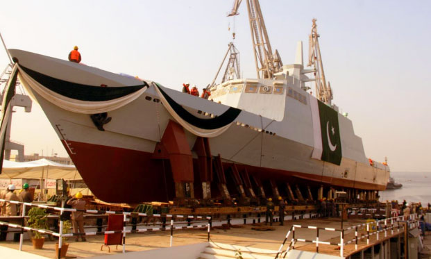 باكستان تتسلم زورقين للدورية لخفر السواحل الباكستاني صناعة محلية