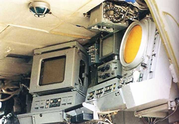 3 Resimlerde görüldüğü üzere CRT (Tüplü ekran) ve LCD ekranlar Pantsir hava savunma sisteminin içerisinde bulunmaktadır.