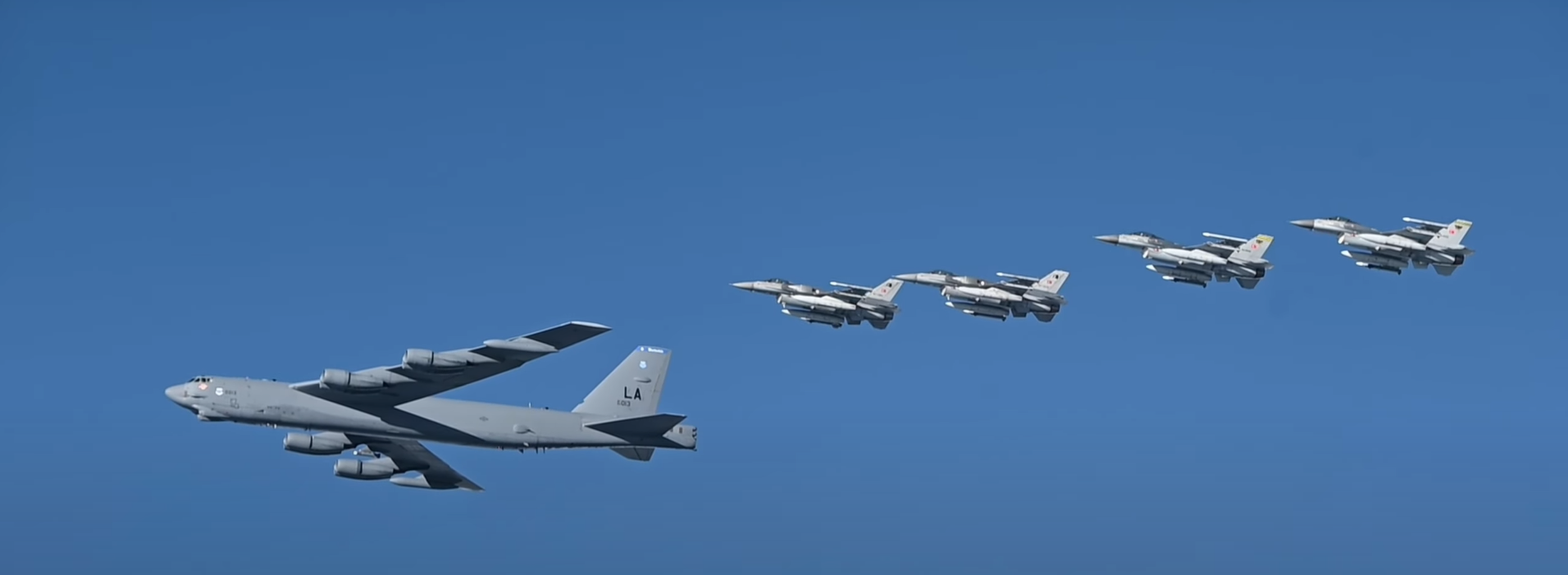 Dört adet Türk F-16'sı ve B-52