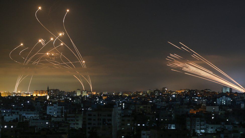 İsrail üretimi Demir Kubbe sistemi Hamas roketlerine karşılık verirken