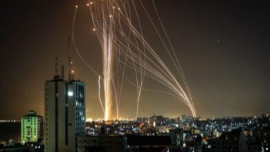 İsrail üretimi Demir Kubbe (Iron Dome) sistemi Hamas roketlerine karşılık verirken