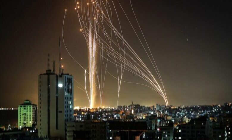 İsrail üretimi Demir Kubbe (Iron Dome) sistemi Hamas roketlerine karşılık verirken