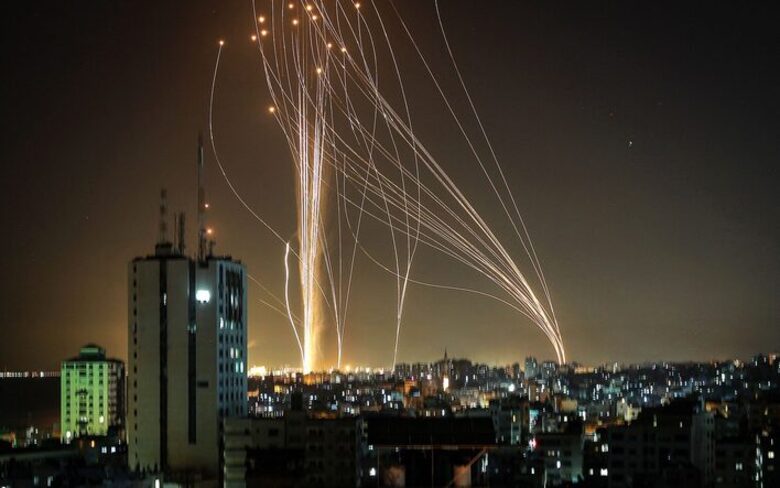 İsrail üretimi Demir Kubbe (Iron Dome) sistemi Hamas roketlerine karşılık verirken