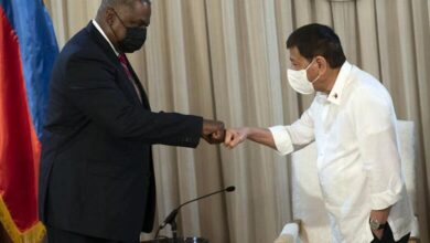 Filipinler Devlet Başkanı Duterte ve ABD Savunma Bakanı Lloyd Austin