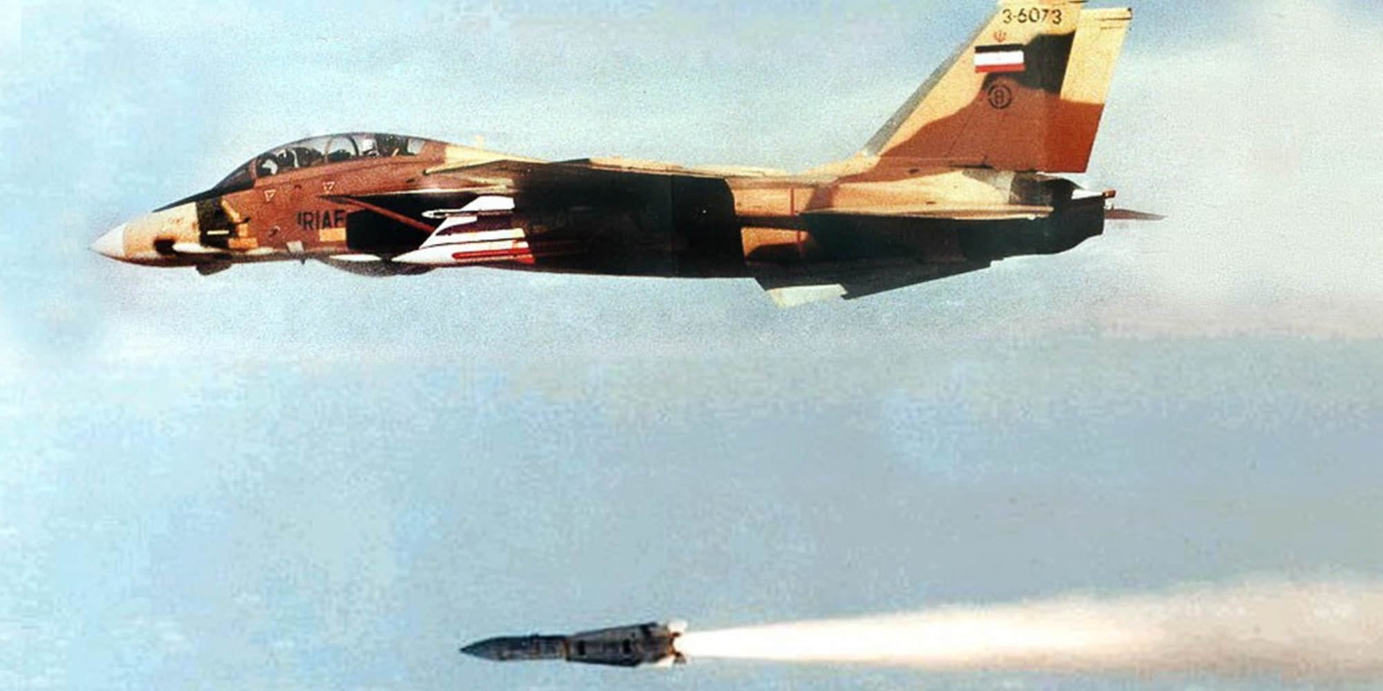 İran F-14'ü bir adet AIM-54 füzesi ateşlerken.