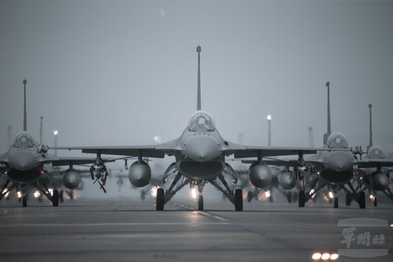 Tayvan F-16V'leridnen Fil Yürüyüşü