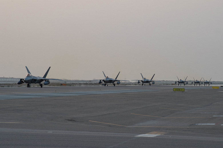 ABD, BAE'ye F-22 Raptor Savaş Uçaklarını Konuşlandırdı