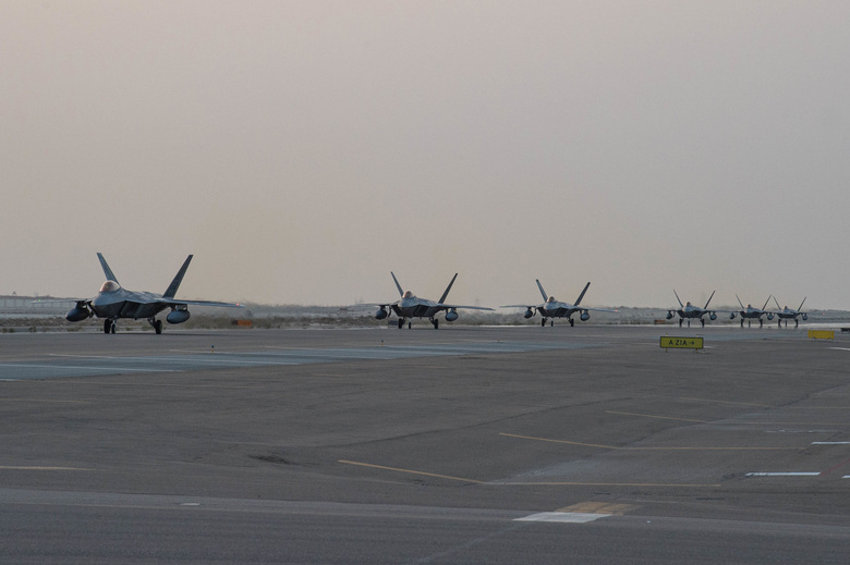 ABD, BAE'ye F-22 Raptor Savaş Uçaklarını Konuşlandırdı