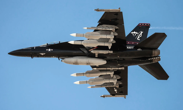 tam yüklü f/a-18 super hornet