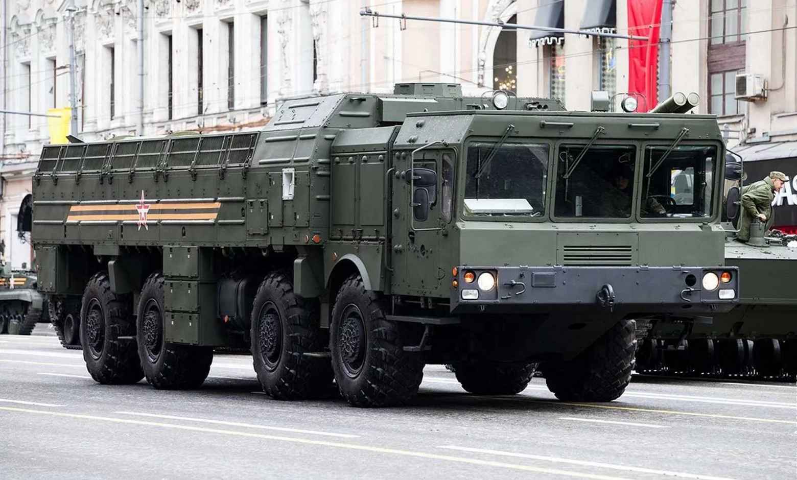 Belarus, tarihsel olarak, İskender balistik füze sistemi tarafından kullanılan MZKT-7930 Astrolog da dahil olmak üzere, Rusya için çeşitli taşıyıcı-yönlendirici-fırlatıcılarının (TEL) ve füze fırlatma platformlarının üretiminde yer almıştır.