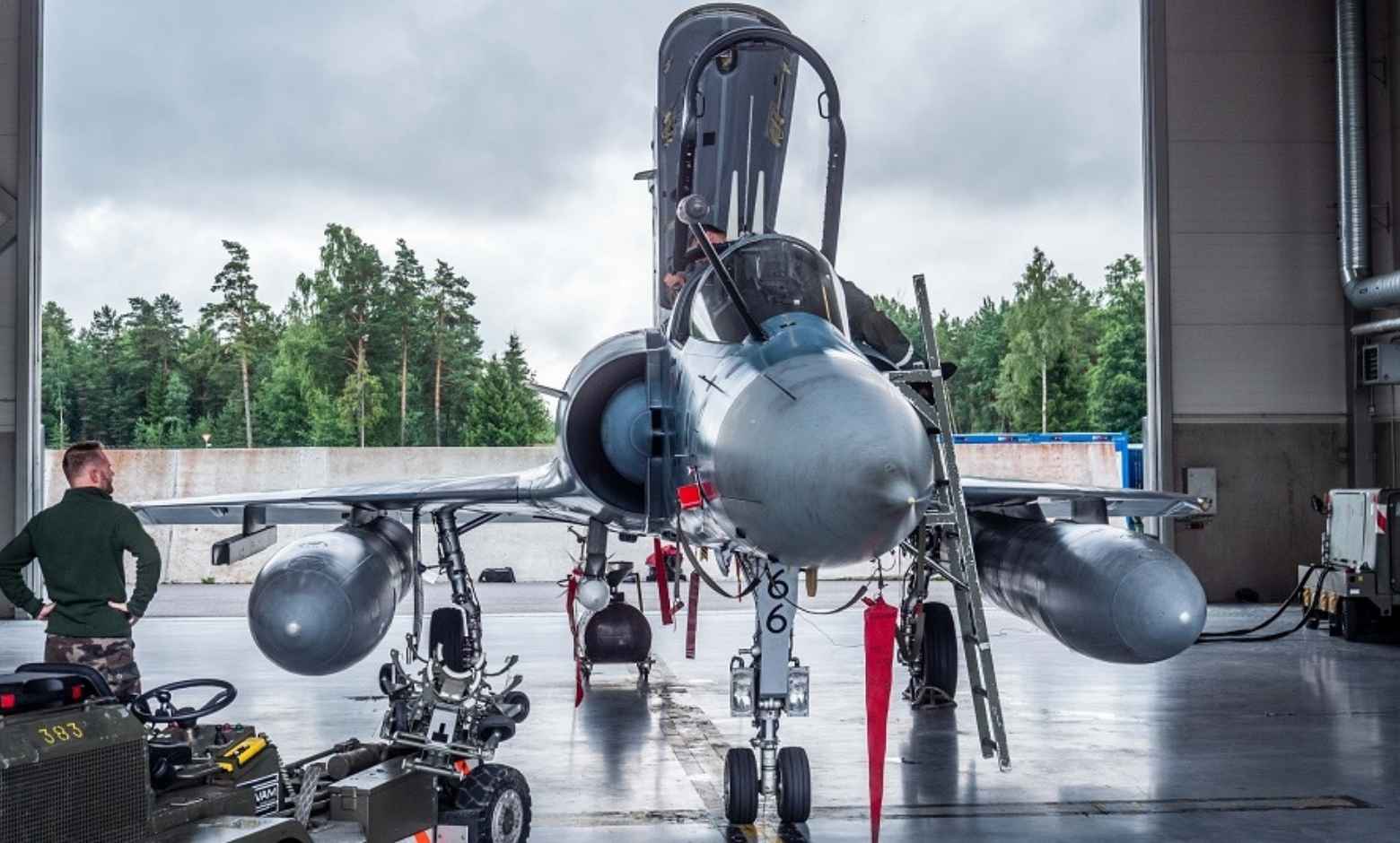 Fransız Hava Kuvvetleri teknisyenleri Ämari Hava Üssü'nde bir Mirage 2000 uçağını kontrol ediyor.