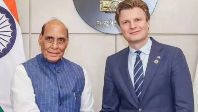 Hindistan Savunma Bakanı Rajnath Singh, Hollanda mevkidaşı Ruben Brekelmans'la birlikte.