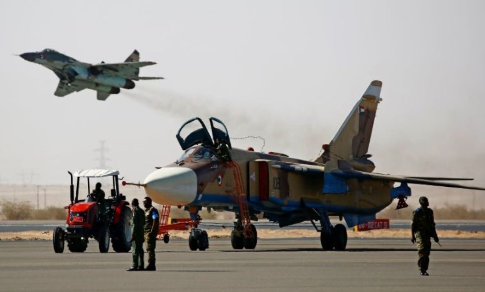 Sudan Hava Kuvvetleri'nin 4. Filosuna ait Su-24M, 2023'te Wadi Seydna Hava Üssü'nde