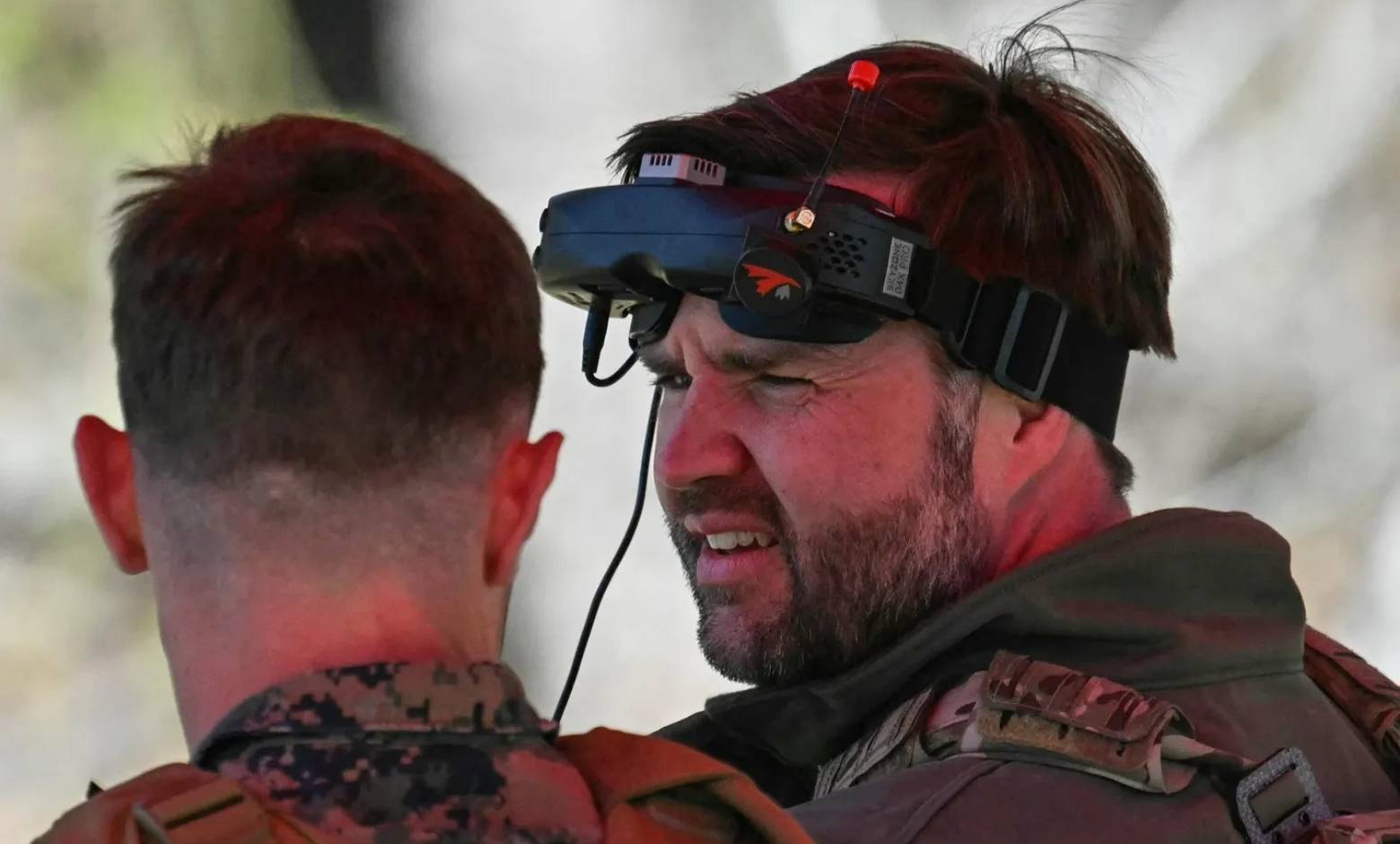 ABD Başkan Yardımcısı JD Vance, Virginia eyaletine bağlı Quantico kentindeki Deniz Piyadeleri Üssü'nü gezerken Çin yapımı FPV gözlüğü takarken.