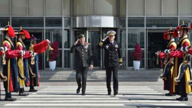 Güney Kore Ortak Genelkurmay Başkanı (JCS) Başkanı Amiral Kim Myung-soo (sağda) ve Türkiye Genelkurmay Başkanı Orgeneral Metin Gürak