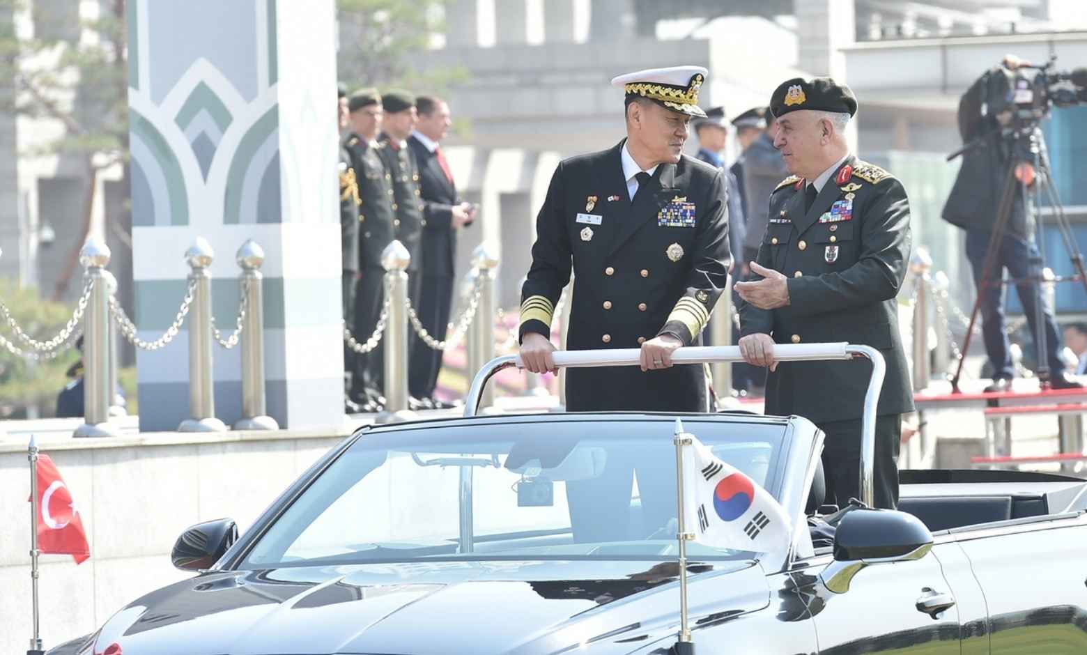 Ortak Genelkurmay Başkanları (JCS) Başkanı Amiral Kim Myung-soo (solda) ve Türkiye Genelkurmay Başkanı Orgeneral Metin Gurak, 28 Nisan 2025'te JCS'nin Seul'ün merkezindeki karargahında Gurak için düzenlenen karşılama törenine katılıyor.