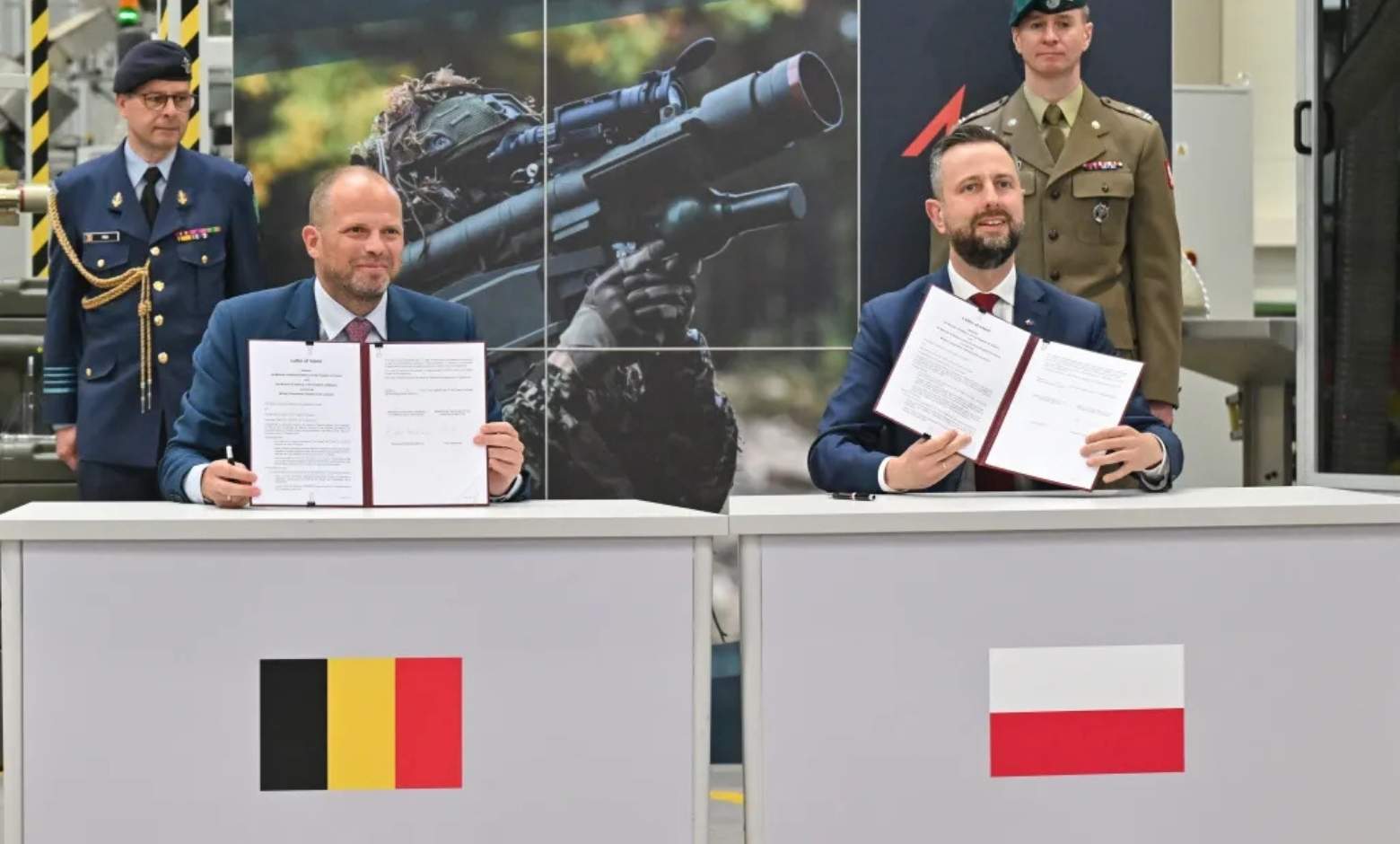Polonya Milli Savunma Bakanı Władysław Kosiniak-Kamysz ve Belçika Savunma Bakanı Theo Francken.