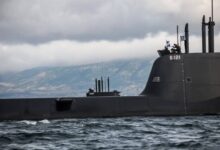 Tip 214 denizaltısı Pipinos (S121), tek Tip 2091500 AIP denizaltısı Okeanos'un yanında.