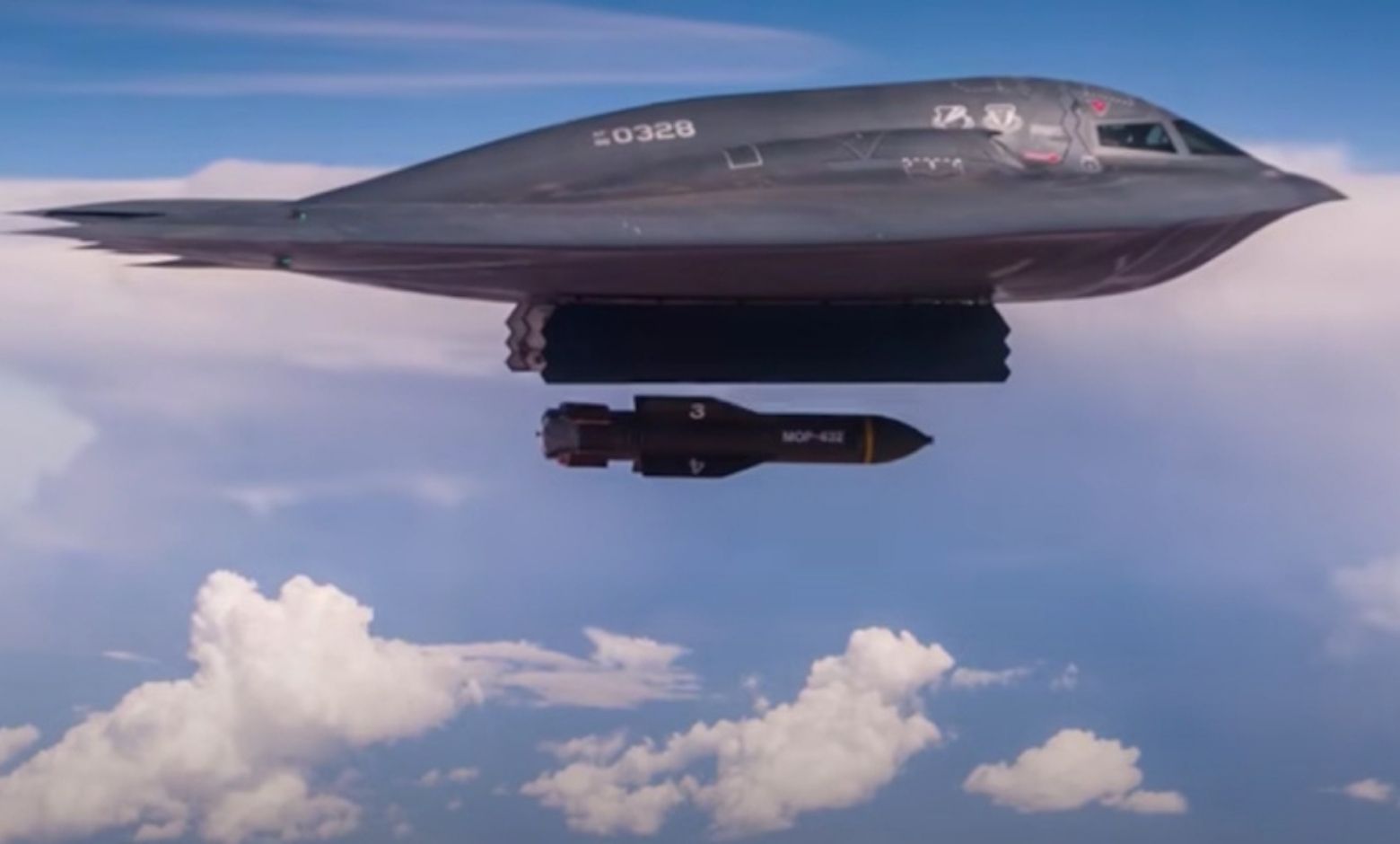 B-2 bombardıman uçağı iki adet GBU‑57 bombası atıyor