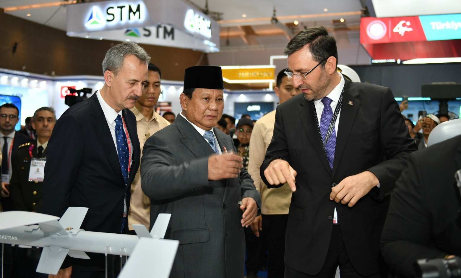 Cumhurbaşkanı Prabowo Roketsan standını ziyaret etti