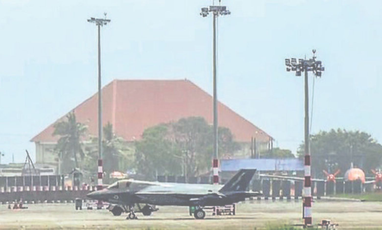 İngiliz F-35B savaş uçağı, Kerala'daki Thiruvananthapuram Uluslararası Havalimanı'na acil iniş yaptı.