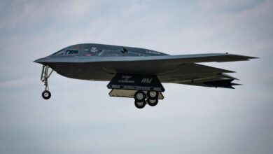 Uçuş halindeki bir ABD B-2 Spirit bombardıman uçağı, GBU-57 sığınak deliciyi konuşlandırabilen tek uçak