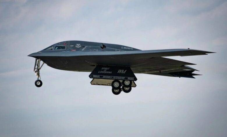 Uçuş halindeki bir ABD B-2 Spirit bombardıman uçağı, GBU-57 sığınak deliciyi konuşlandırabilen tek uçak