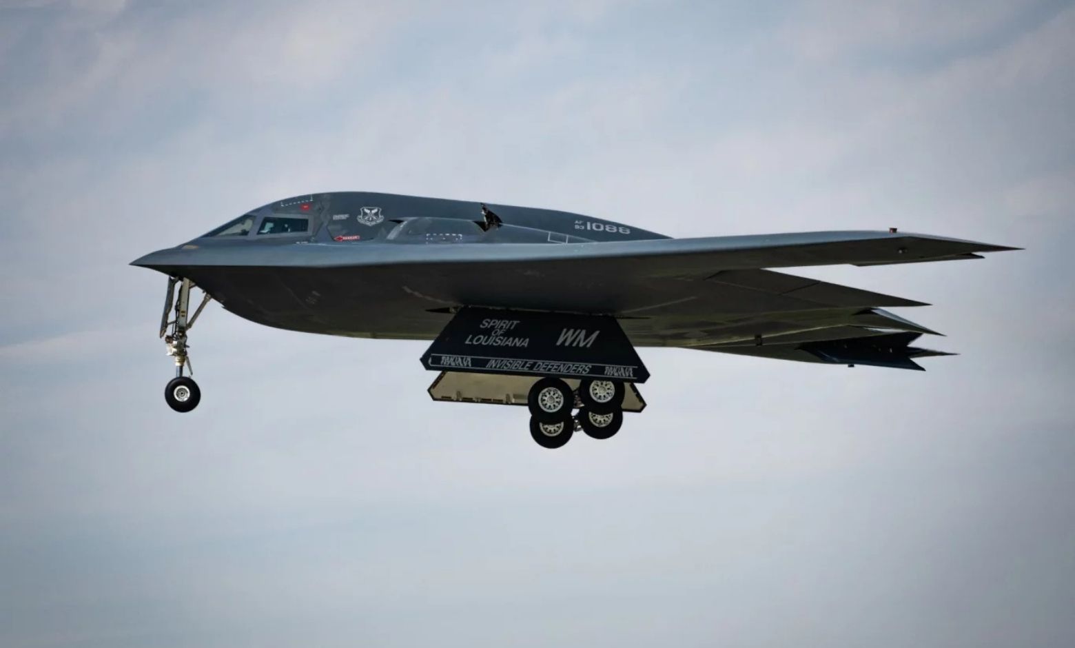 Uçuş halindeki bir ABD B-2 Spirit bombardıman uçağı, GBU-57 sığınak deliciyi konuşlandırabilen tek uçak