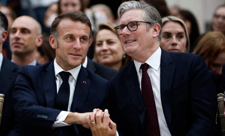 Emmanuel Macron ve Sir Keir Starmer