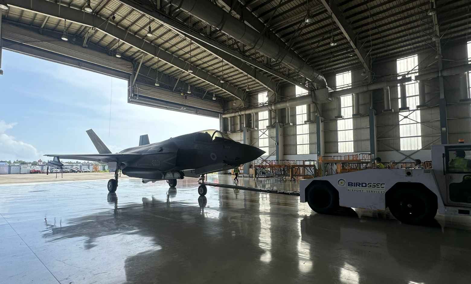 İngiliz F-35B uçağı Hindistan'da hangara alındı