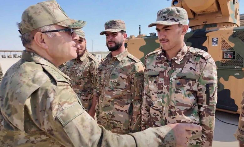 Kara Kuvvetleri Komutanı Orgeneral Metin Tokel, Türk askerlerinin Suriyeli askerlere verdiği askeri eğitimi teftiş etti.