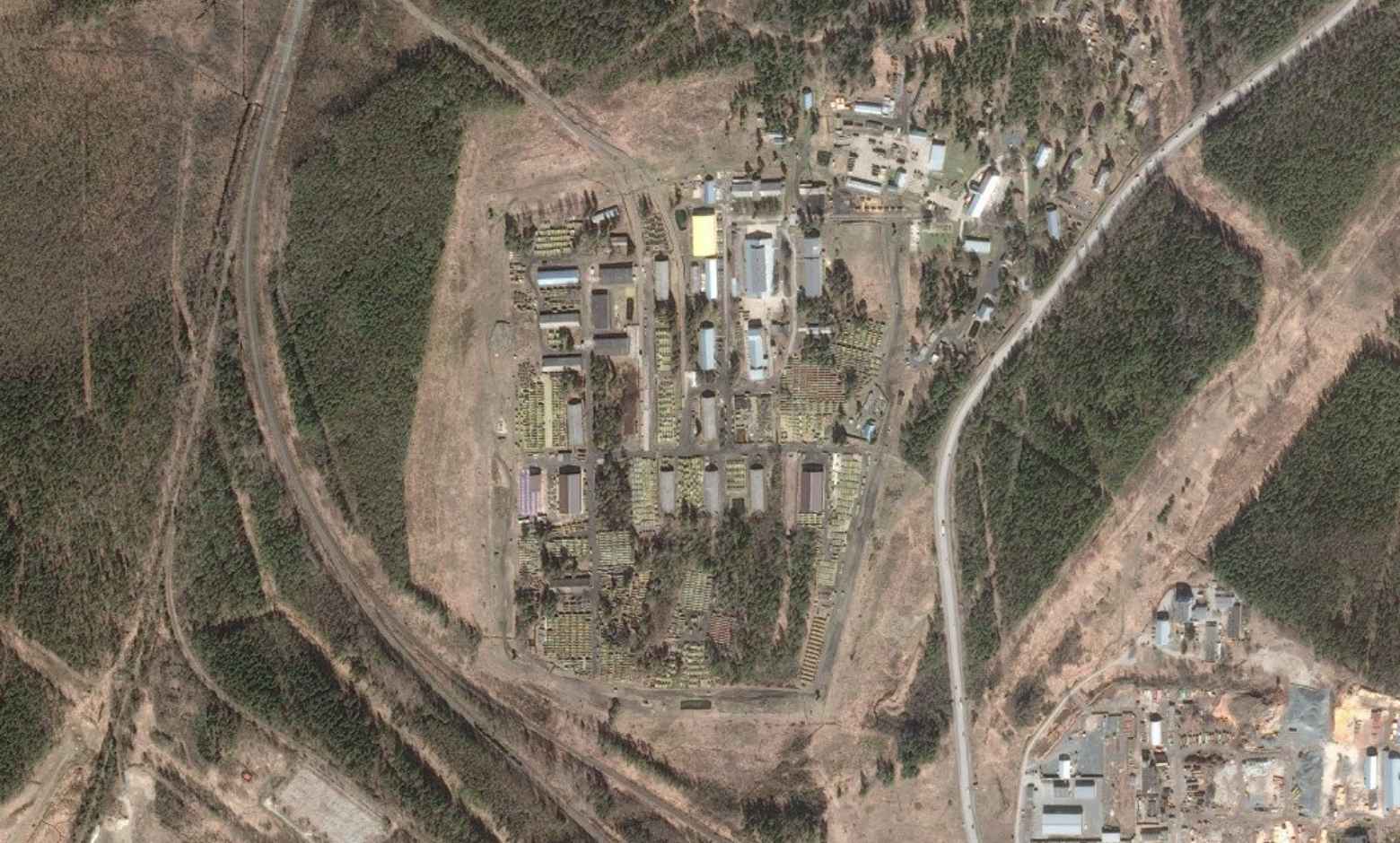 Uydu görüntüsü, 8 Mayıs 2025'te Rusya'nın Petrozavodsk kentinde Finlandiya sınırına yakın yeni inşa edilen askeri araç depolarını gösteriyor.