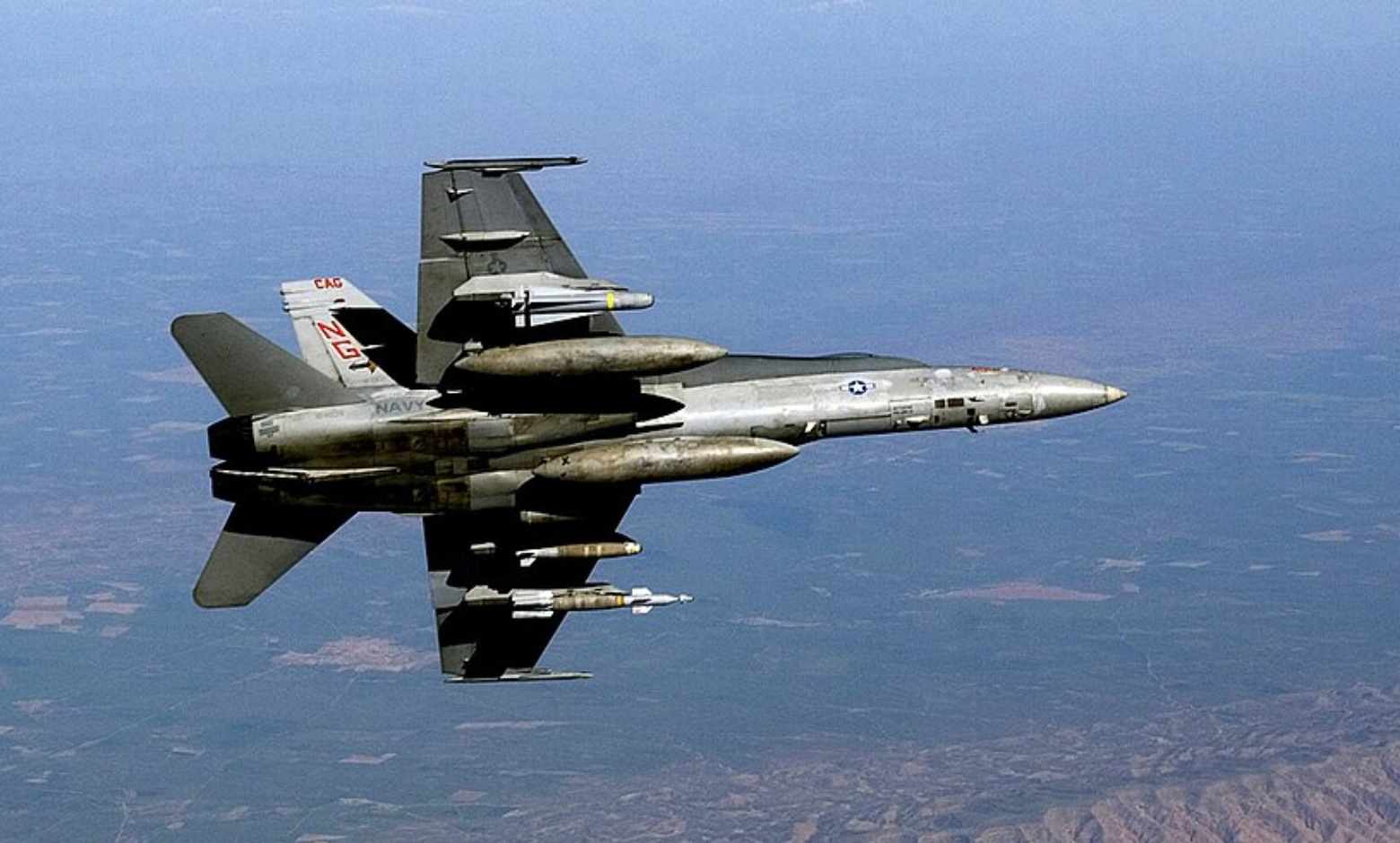 AGM-65 Maverick ile donatılmış bir ABD Donanması F/A-18C Hornet.
