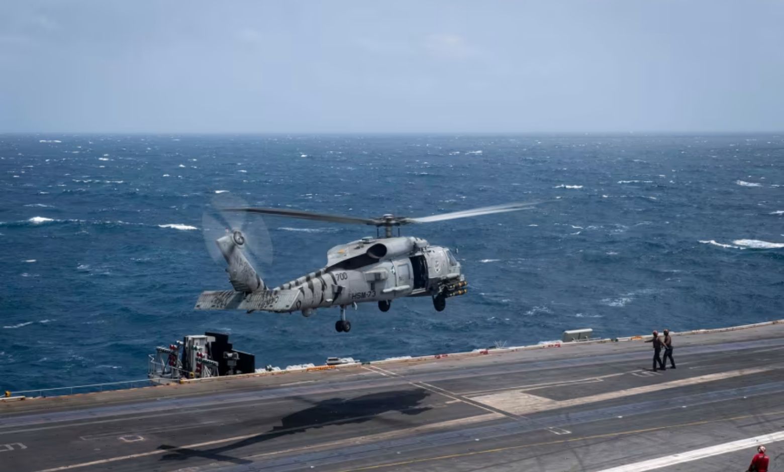 USS Nimitz uçak gemisinin uçuş güvertesinden bir MH-60R Seahawk