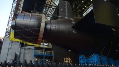 Rusya, insansız sualtı araçlarını taşıma kapasitesine sahip olduğu bildirilen nükleer denizaltı Khabarovsk’u denize indirdi.