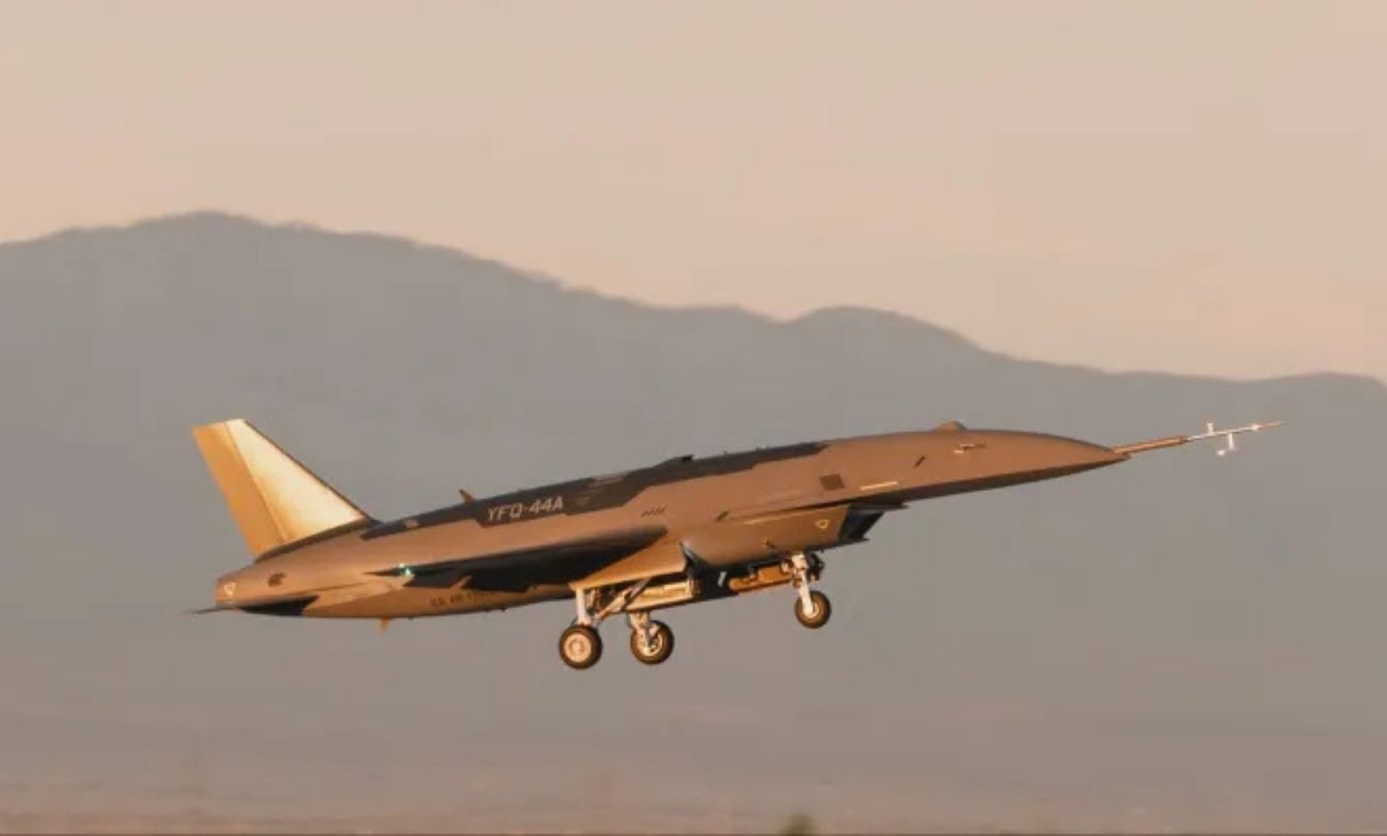 YFQ-44A'nın uçuştaki bir başka görüntüsü