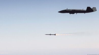 Bir MQ-28 Ghost Bat, kuvvete entegre hava-hava otonom silah angajmanını başarıyla göstermek için bir AIM-120 füzesi ateşliyor.